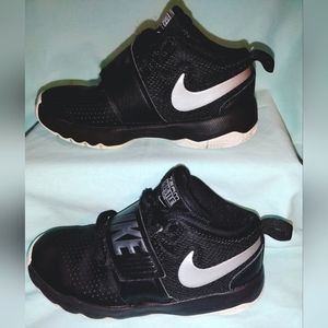 Nike Team Hustle, black/silver, boys 1.5
